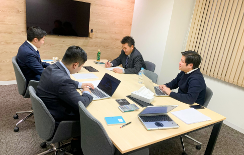 会議中の社員の様子