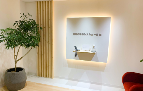 会社のエントランスとロゴ