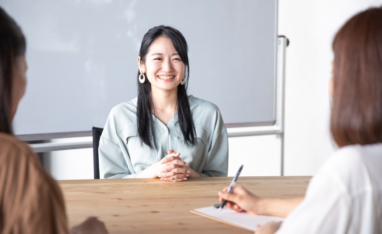 笑顔でインタビューに答える女性